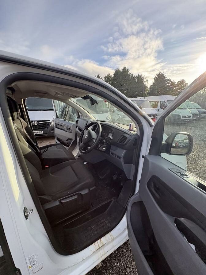 2022 Vauxhall Vivaro – Model: Vivaro F2700 Sportive S/S – YE72XVW