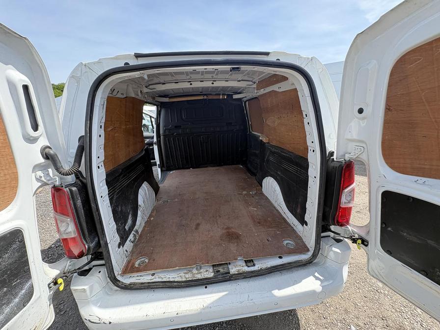 2020 Vauxhall Combo – Model: Combo 2300 Sportive TD S/S – DY70PZH