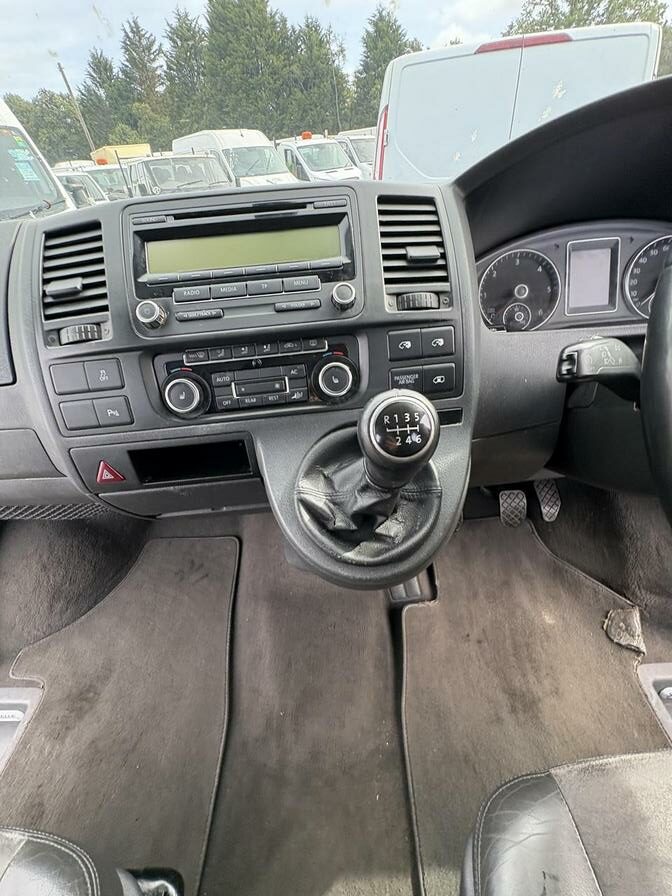 2010 Volkswagen Caravelle – Model: Caravelle Executive TDI 180 – BF10TKY