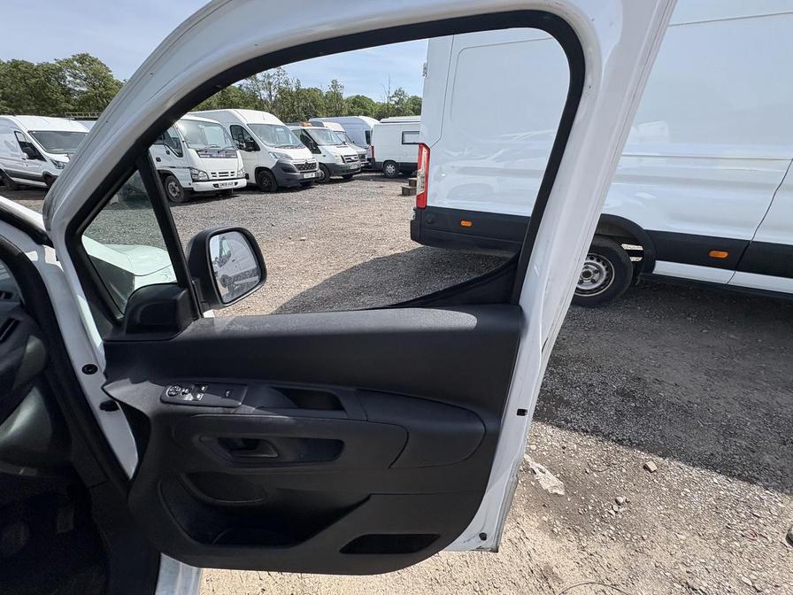2020 Vauxhall Combo – Model: Combo 2300 Sportive TD S/S – DY70PZH