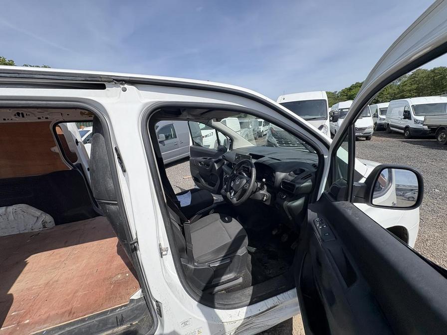 2020 Vauxhall Combo – Model: Combo 2300 Sportive TD S/S – DY70PZH