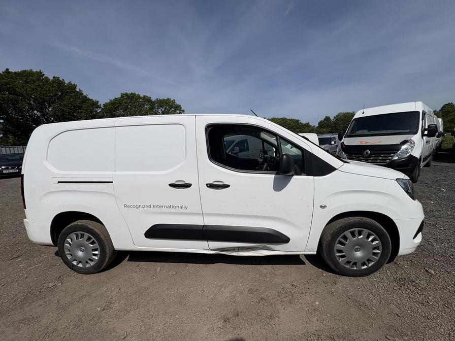 2020 Vauxhall Combo – Model: Combo 2300 Sportive TD S/S – DY70PZH