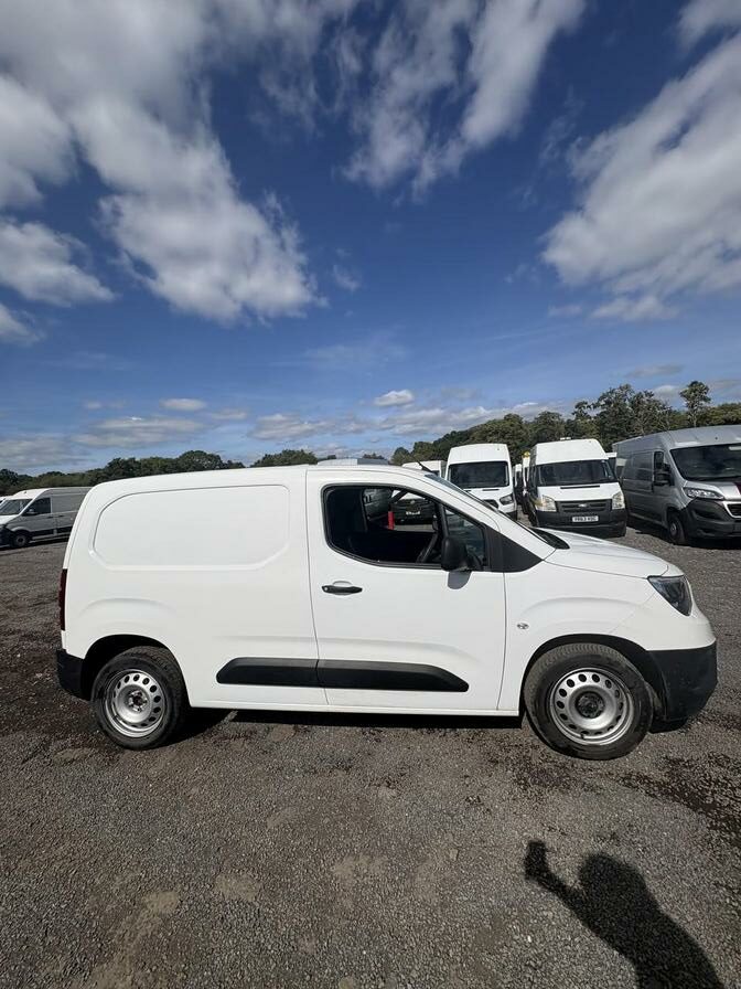 2021 Vauxhall Combo – Model: Combo 2300 Dynamic TD – DH21AUV