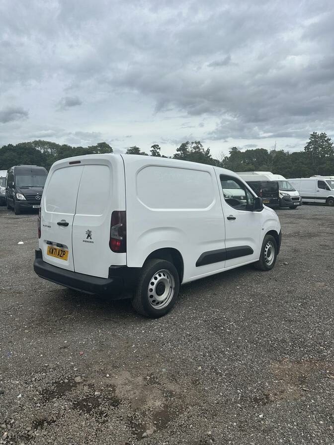 2022 Peugeot Partner – Model: Partner S Premium Blue HDi – KW71AZP