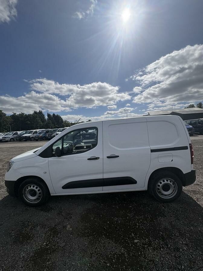 2021 Vauxhall Combo – Model: Combo 2300 Dynamic TD – DH21AUV