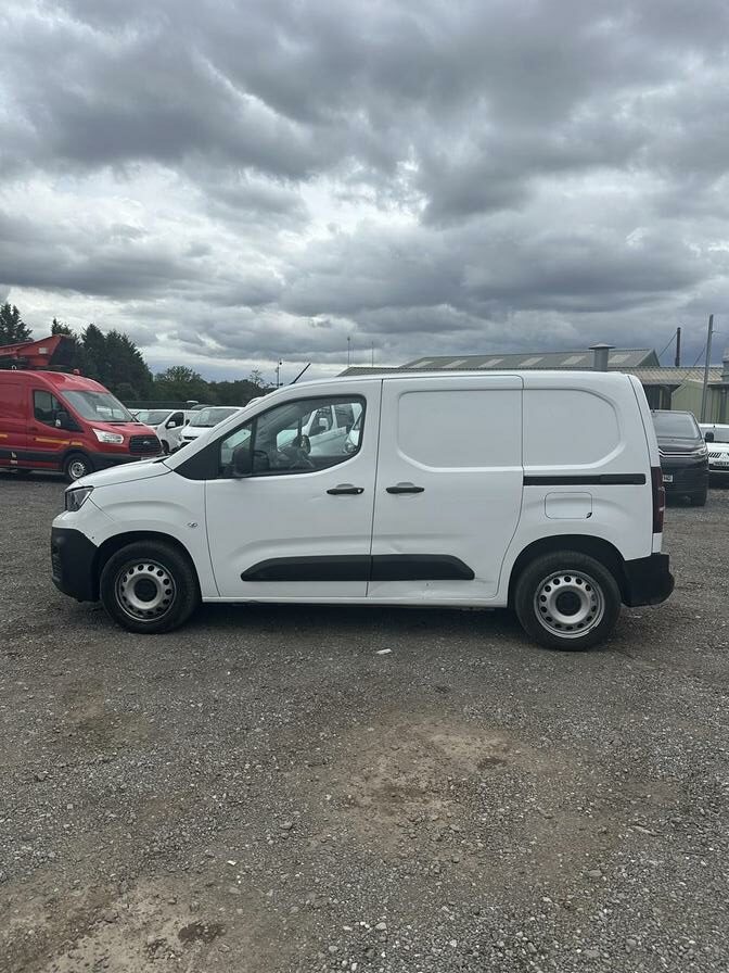 2022 Peugeot Partner – Model: Partner S Premium Blue HDi – KW71AZP