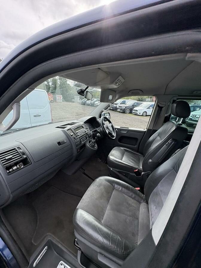 2010 Volkswagen Caravelle – Model: Caravelle Executive TDI 180 – BF10TKY