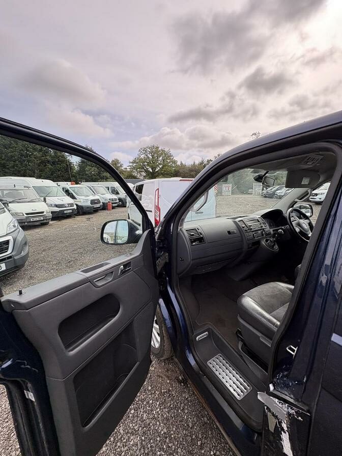 2010 Volkswagen Caravelle – Model: Caravelle Executive TDI 180 – BF10TKY