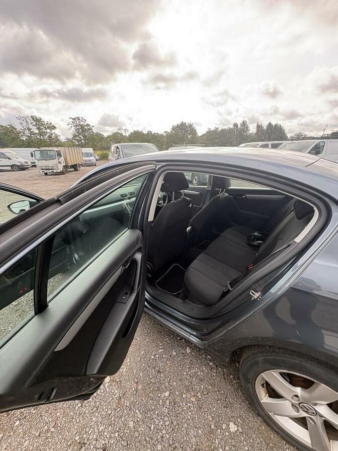 2014 Volkswagen Passat – Model: Passat S BlueMotion Technology TDI Semi-Auto – FT63LNG