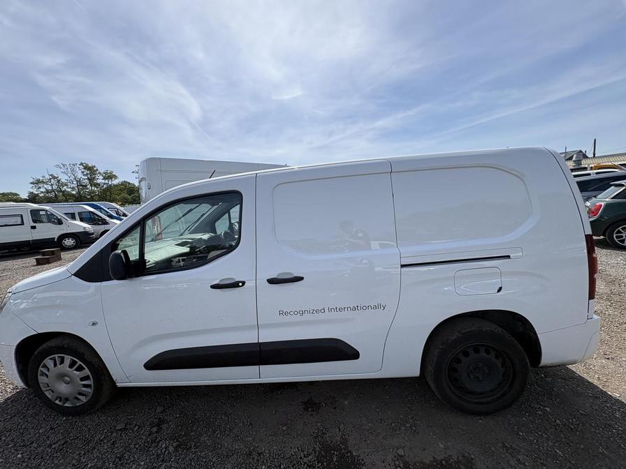 2020 Vauxhall Combo – Model: Combo 2300 Sportive TD S/S – DY70PZH