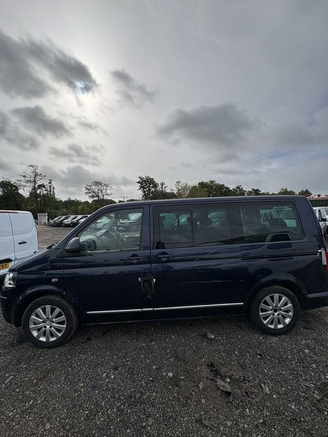 2010 Volkswagen Caravelle – Model: Caravelle Executive TDI 180 – BF10TKY