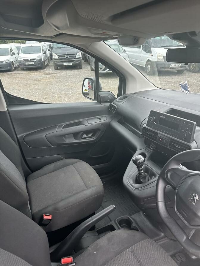 2022 Peugeot Partner – Model: Partner S Premium Blue HDi – KW71AZP
