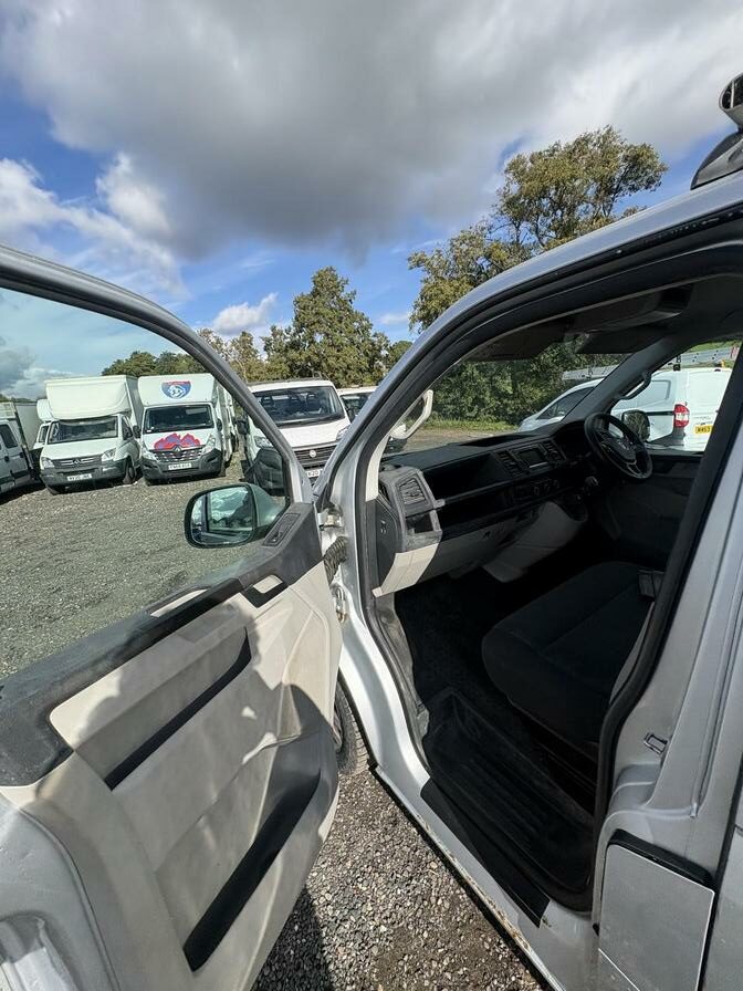 2015 Volkswagen Transporter – Model: Transporter T28 Highline TDI BlueMotion Technology – RJ65VKO