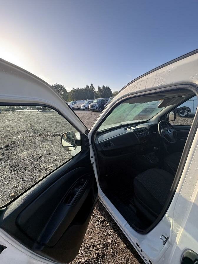 2016 Vauxhall Combo – Model: Combo 2000 L1H1 CDTi – VU66EXF