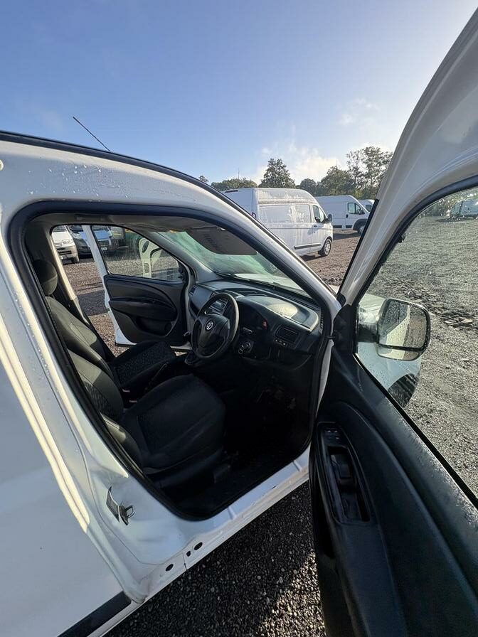 2016 Vauxhall Combo – Model: Combo 2000 L1H1 CDTi – VU66EXF