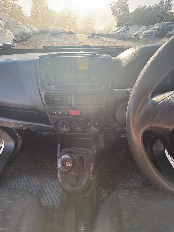 2016 Vauxhall Combo – Model: Combo 2000 L1H1 CDTi – VU66EXF
