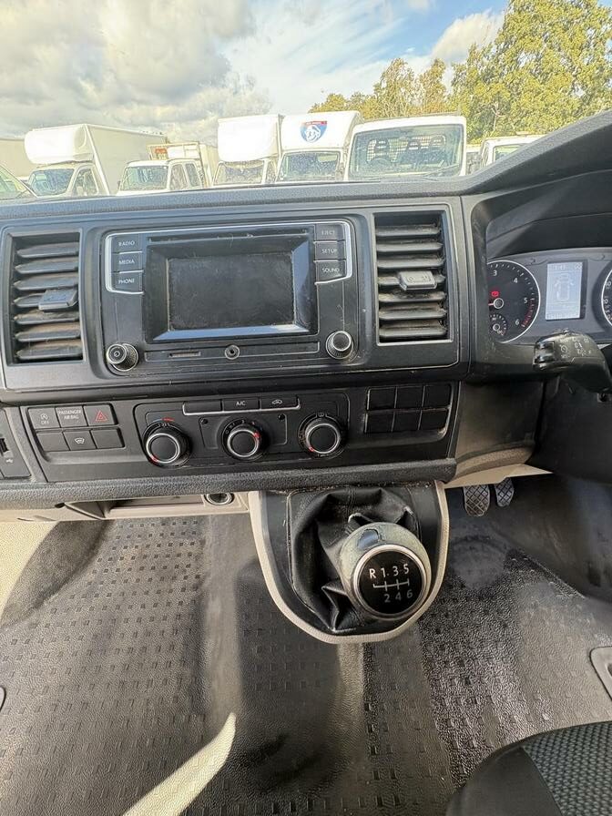 2015 Volkswagen Transporter – Model: Transporter T28 Highline TDI BlueMotion Technology – RJ65VKO