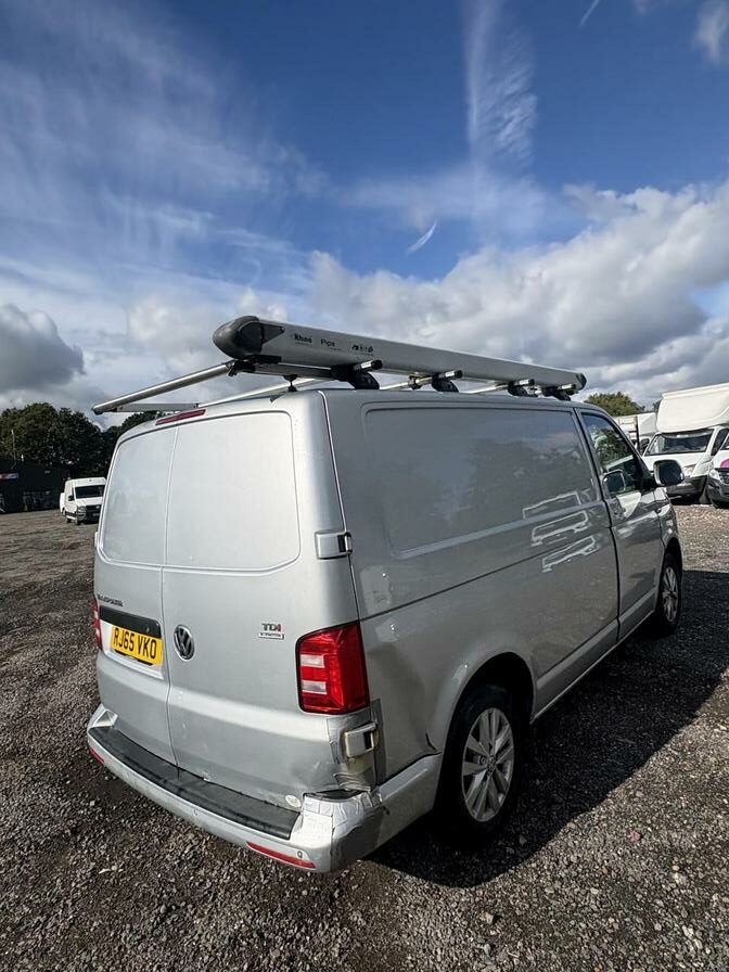 2015 Volkswagen Transporter – Model: Transporter T28 Highline TDI BlueMotion Technology – RJ65VKO